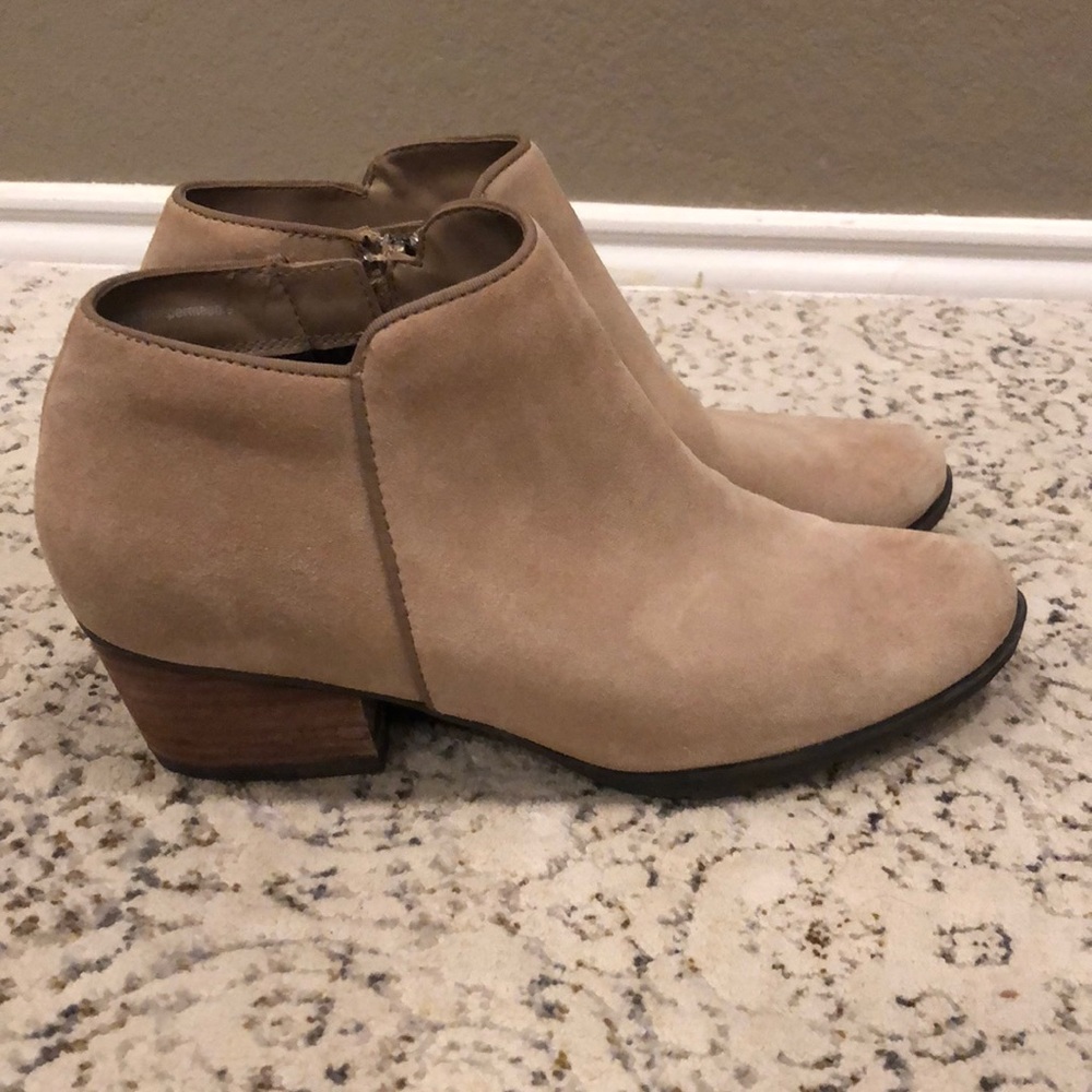 Blondo villa Suede Beige Ankle Boots